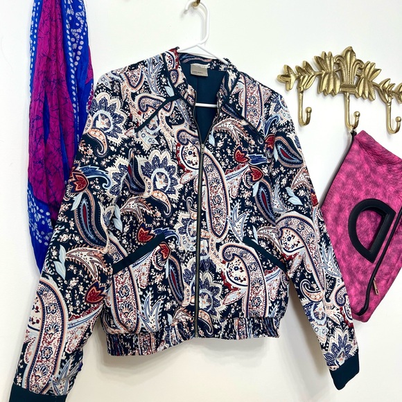 Vero Moda Jackets & Blazers - Vero moda chic bomber jacket S/M ptp 19” l 22.5”